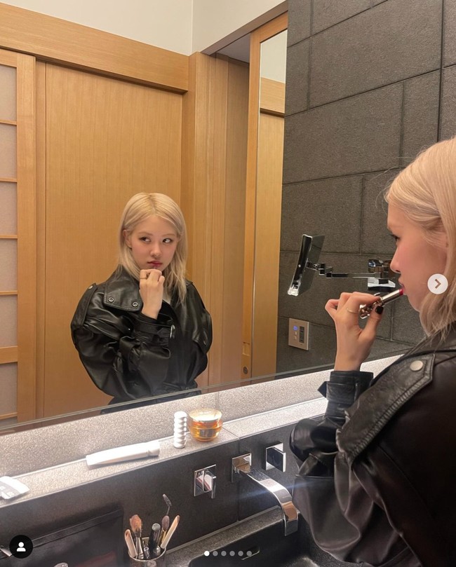 Rose BLACKPINK terlihat memiliki potongan rambut baru. Selama beberapa tahun terakhir, Rose BLACKPINK setia mempertahankan rambut pirang dan potongan rambut panjang. Penampilannya membuat fans pangling dan terpesona. Foto: dok. Instagram @roses_are_rosie