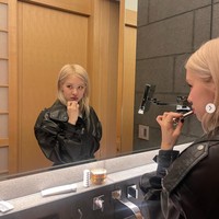 Rose BLACKPINK terlihat memiliki potongan rambut baru. Selama beberapa tahun terakhir, Rose BLACKPINK setia mempertahankan rambut pirang dan potongan rambut panjang. Penampilannya membuat fans pangling dan terpesona. Foto: dok. Instagram @roses_are_rosie