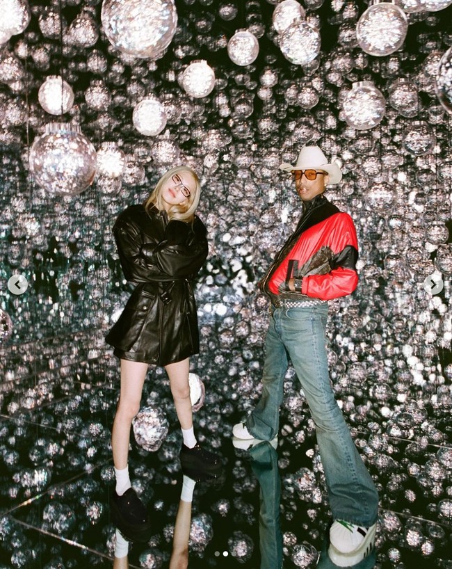 Penggemar senang melihat perubahan rambutnya yang membuatnya terlihat lebih fresh. Dalam kesempatan itu, Rose BLACKPINK memakai koleksi coat Saint Laurent seharga $9,500 atau Rp 153 juta. Foto: dok. Instagram @roses_are_rosie