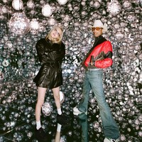 Penggemar senang melihat perubahan rambutnya yang membuatnya terlihat lebih fresh. Dalam kesempatan itu, Rose BLACKPINK memakai koleksi coat Saint Laurent seharga $9,500 atau Rp 153 juta. Foto: dok. Instagram @roses_are_rosie