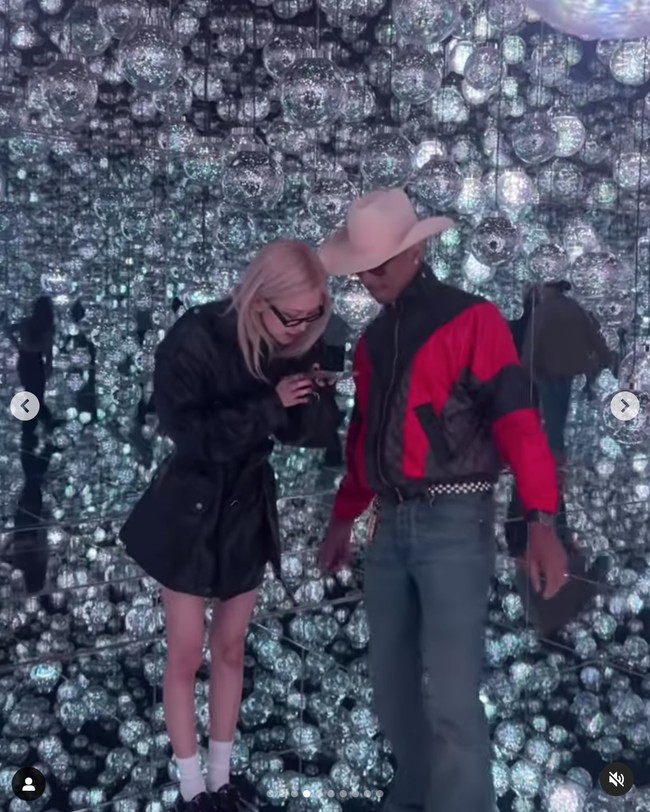 Foto tersebut diambil ketika Rose BLACKPINK mendatangi sebuah museum seni bersama Pharrell Williams di Tokyo. Foto: dok. Instagram @roses_are_rosie