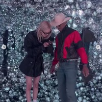 Foto tersebut diambil ketika Rose BLACKPINK mendatangi sebuah museum seni bersama Pharrell Williams di Tokyo. Foto: dok. Instagram @roses_are_rosie