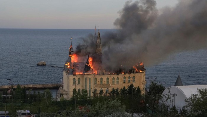 An educational institution building burns after a Russian missile strike, amid Russia's attack on Ukraine, in Odesa, Ukraine April 29, 2024. REUTERS/Sergey Smolentsev     TPX IMAGES OF THE DAY