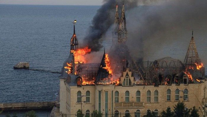 Rudal Rusia Hantam Gedung Pendidikan di Odesa, 4 Orang Tewas An educational institution building burns after a Russian missile strike, amid Russia's attack on Ukraine, in Odesa, Ukraine April 29, 2024. REUTERS/Sergey Smolentsev TPX IMAGES OF THE DAY