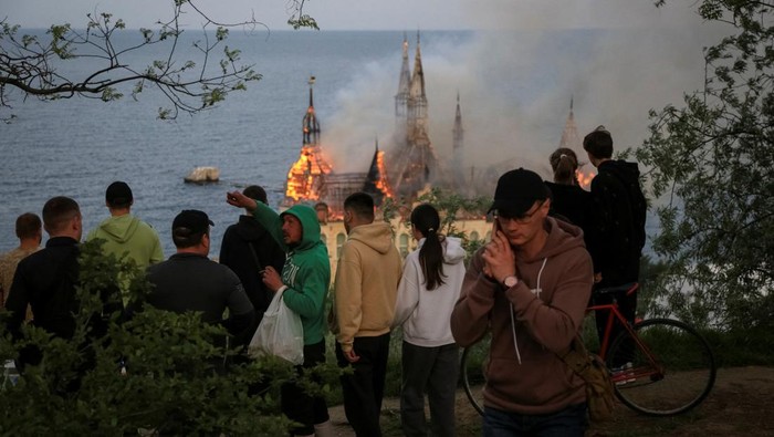 Rudal Rusia Hantam Gedung Pendidikan di Odesa, 4 Orang Tewas An educational institution building burns after a Russian missile strike, amid Russia's attack on Ukraine, in Odesa, Ukraine April 29, 2024. REUTERS/Sergey Smolentsev TPX IMAGES OF THE DAY