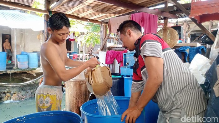 Rutinitas Sucipto dan anak pertamanya saat merendam kedelai untuk proses produksi tempe di rumahnya
