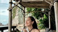 Selain di luar negeri, tak sedikit pula momen Salshabilla Adriani liburan di Indonesia. Seperti momen liburan di Nusa Penida sambil menikmati minuman nanas ini. Foto: Instagram @salshabillaadr