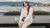 Tak kalah seru dengan momen yang satu ini. Salshabilla Adriani berlibur ke Swiss, ia begitu menikmati momen ngopi dengan pemandangan indah. Foto: Instagram @salshabillaadr