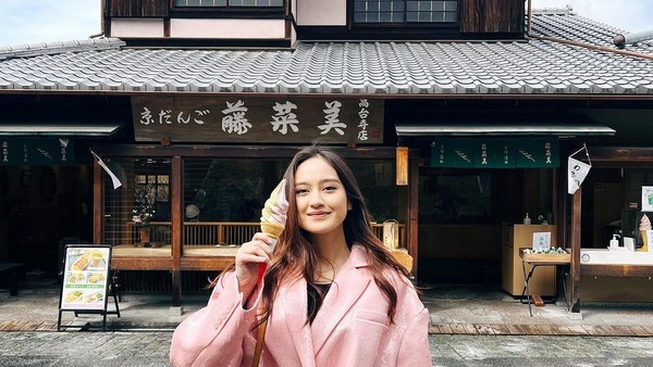 Hobi Kulineran, Ini Momen Salshabilla Adriani saat Nikmati Es Krim dan Pasta