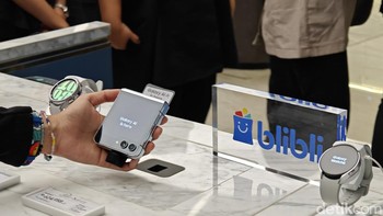 Pengunjung bisa menjajal Galaxy AI di smartphone terbaru Samsung. Foto: Adi Fida Rahman/detikINET