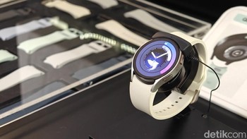Menemani hidup sehat, Samsung Experience Lounge memiliki koleksi Galaxy Watch beserta strapnya. Foto: Adi Fida Rahman/detikINET