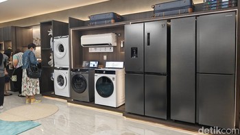 Jajaran lemari es, AC dan mesin cuci juga bisa ditemui di sini. Foto: Adi Fida Rahman/detikINET