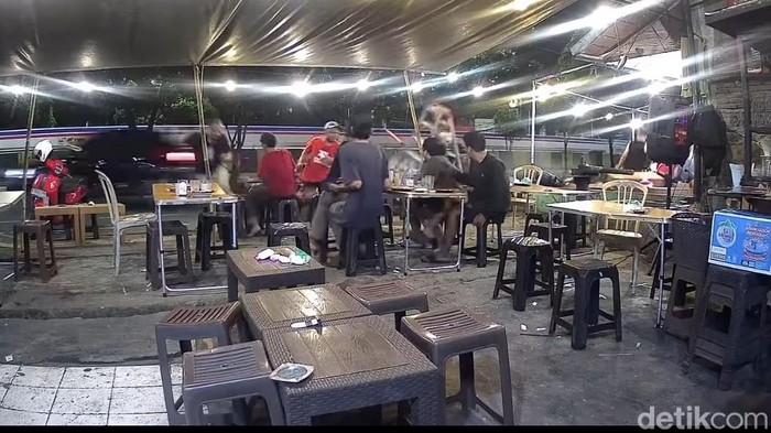 Sebuah mobil melaju kencang hingga menabrak warung sate taichan hingga 7 motor di Pramuka, Jakpus. Korban menceritakan detik-detik kejadian. (dok Pribadi/Selvy)
