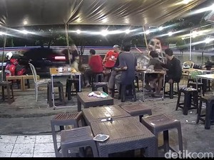 Kagetnya Penjual Taichan Saat Mobil Ngebut Tabrak Warung dan 7 Motor