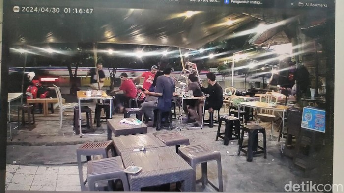 Kecelakaan Tragis: Mobil Kencang Hantam Warung dan Kendaraan di Jalan Pramuka