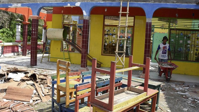 Sekolah PAUD roboh di Ciamis Guru PAUD membersihkan puing bangunan yang roboh di Sekolah PAUD kelompok bermain (Kober) Permata Hati di Desa Langkapsari, Kabupaten Ciamis, Jawa Barat, Senin (29/4/2024). Akibat gempa bumi berkekuatan 6,5 di barat daya Garut ditambah hujan deras pada Sabtu (27/4) malam, mengakibatkan bangunan sekolah roboh dan terpaksa siswa PAUD mengikuti kegiatan belajar mengajar di Madrsah. ANTARA FOTO/Adeng Bustomi/foc.