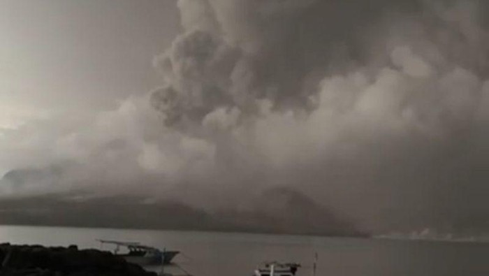 Erupsi Gunung Ruang Bikin Alat Perekam Kegempaan Rusak