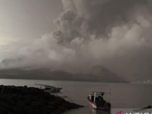 Erupsi Gunung Ruang Bikin Alat Perekam Kegempaan Rusak
