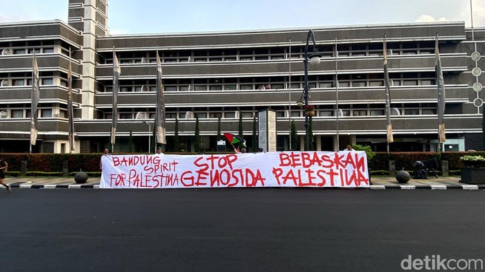 Seniman Bandung saat melakukan aksi bela Palestina