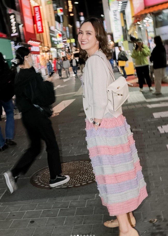 Tersenyum ke arah kamera, Shandy tampil mengenakan cardigan putih dipadukan dengan rok ruffle warna-warni. Penampilannya itu kemudian dilengkapi dengan sebuah tas yang juga berwarna putih. Foto: Instagram/@shandyaulia