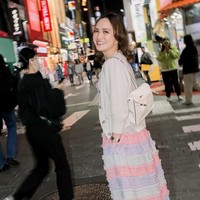 Tersenyum ke arah kamera, Shandy tampil mengenakan cardigan putih dipadukan dengan rok ruffle warna-warni. Penampilannya itu kemudian dilengkapi dengan sebuah tas yang juga berwarna putih. Foto: Instagram/@shandyaulia