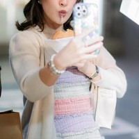 Mengenakan riasan minimalis, Shandy tampak mencatok rambut pendeknya dan mengikatnya setengah. Ia ber-selfie sambil memamerkan makanan yang dipegangnya. Foto: Instagram/@shandyaulia