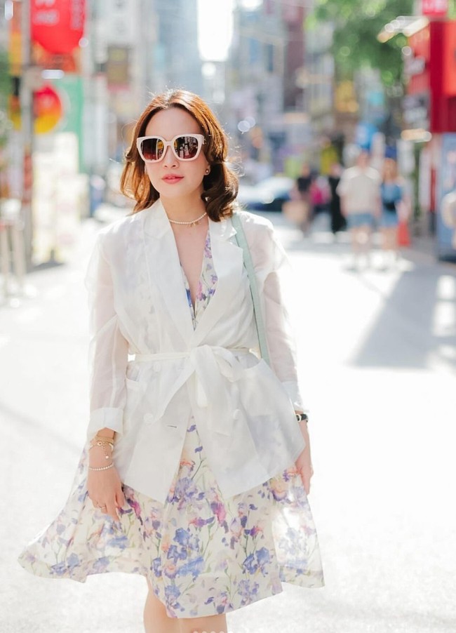 Meski sudah berusia 36 tahun namun gaya Shandy Aulia masih bak ABG. Di lain kesempatan ia memadukan dress bunga-bunga dengan outer berwarna putih. Foto: Instagram/@shandyaulia