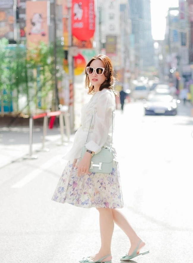 Penampilan Shandy kian menawan dengan kaca mata hitam serta tas dan flat shoes berwarna hijau mint. Klasik elegan, komentar salah seorang netizen. Foto: Instagram/@shandyaulia