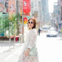 Penampilan Shandy kian menawan dengan kaca mata hitam serta tas dan flat shoes berwarna hijau mint. Klasik elegan, komentar salah seorang netizen. Foto: Instagram/@shandyaulia