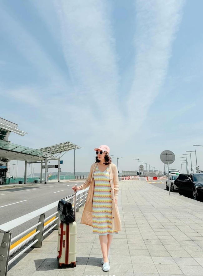 Tak kalah stylish dengan penampilan lainnya, dalam foto yang satu ini Shandy memilih memadukan dress bercoraknya dengan outer lengan panjang berwarna nude. Sambil memegang koper, Shandy melengkapi penampilannya dengan kaca mata hitam dan topi berwarna pink yang membuat gayanya makin stylish. Foto: Instagram/@shandyaulia