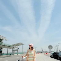 Tak kalah stylish dengan penampilan lainnya, dalam foto yang satu ini Shandy memilih memadukan dress bercoraknya dengan outer lengan panjang berwarna nude. Sambil memegang koper, Shandy melengkapi penampilannya dengan kaca mata hitam dan topi berwarna pink yang membuat gayanya makin stylish. Foto: Instagram/@shandyaulia