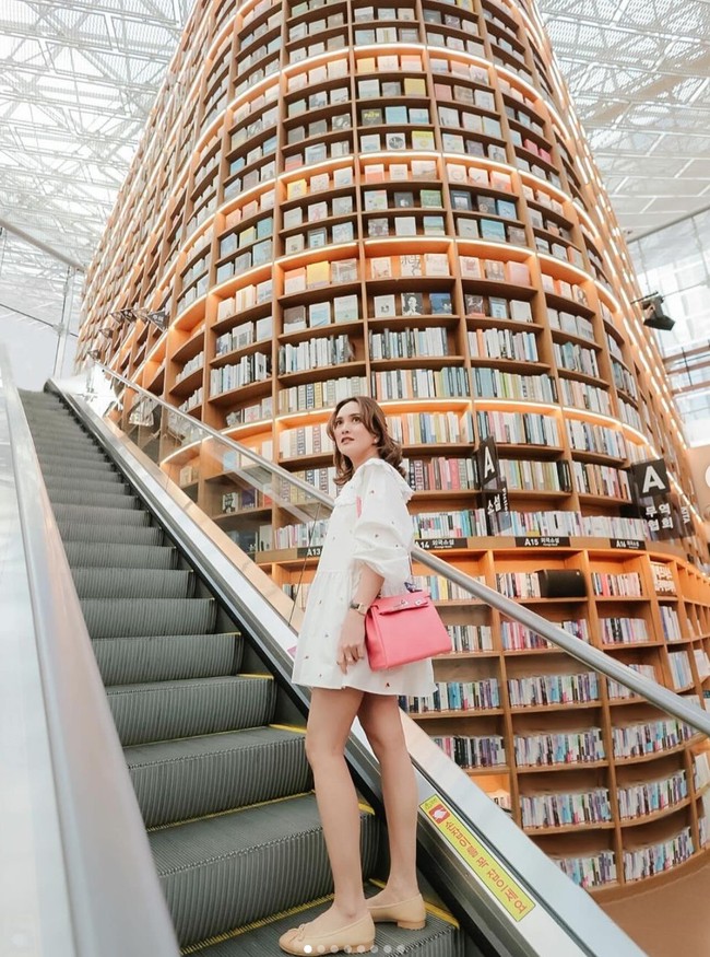 Shandy Aulia kembali melanjutkan liburannya dengan berkunjung ke Korea. Melalui akun Instagram pribadinya Shandy membagikan foto-foto dirinya selama berada di sana. Foto: Instagram/@shandyaulia