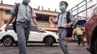 Hal tersebut mengakibatkan timbunan abu vulkanik setebal setengah centimeter sehingga sejumlah sekolah terpaksa memulangkan lebih awal siswanya.