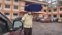 Dampak material erupsi gunung Ruang di kabupaten Kepulauan Sitaro pada Selasa (30/4) dinihari, telah mencapai kota Manado.