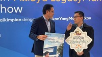 Direktur Utama Allianz Life Syariah Indonesia, Achmad K. Permana (kiri) bersama Country Chief Product Officer Allianz Life Indonesia, Himawan Purnama saat peluncuran AlliSya LegacyMax, di Jakarta, Selasa (30/4/2024).
