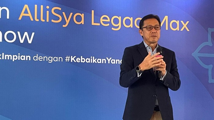 Direktur Utama Allianz Life Syariah Indonesia, Achmad K. Permana (kiri) bersama Country Chief Product Officer Allianz Life Indonesia, Himawan Purnama saat peluncuran AlliSya LegacyMax, di Jakarta, Selasa (30/4/2025).