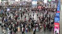 Menjelang libur May Day tahun ini, tiket kereta api dan penerbangan ke sejumlah tempat wisata populer sudah habis dipesan.