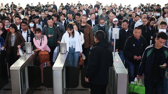 Liburan May Day sebentar lagi, Stasiun di China dipadati penumpang yang akan berlibur. Begini Suasananya.