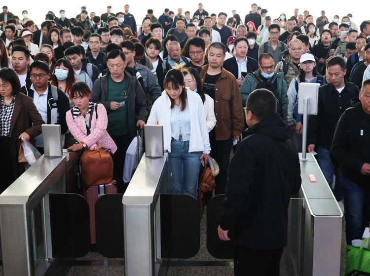 Stasiun Kereta di China Dipadati Penumpang Jelang Libur May Day
