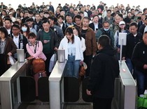 Stasiun Kereta di China Dipadati Penumpang Jelang Libur May Day