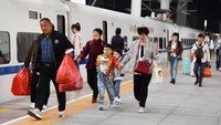 Banyak orang tua yang mengajak anaknya untuk memanfaatkan long weekend tersebut untuk berlibur ke tempat wisata.  