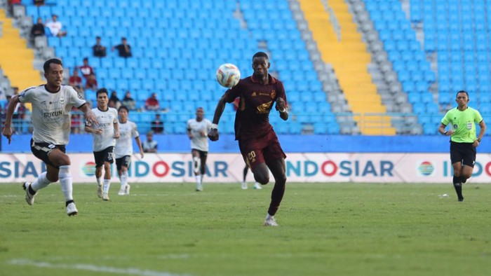 Striker PSM Adilson Silva beradu sprint dengan bek Rans Nusantara FC dalam laga Liga 1 2023/2024 di Stadion Batakan.