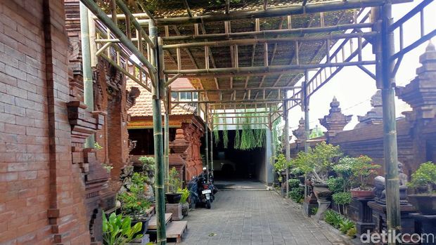 Suasana halaman kediaman Mahalini di Desa Tibubeneng, Kecamatan Kuta Utara, Kabupaten Badung, Bali, jelang menikah dengan Rizky Febian, Selasa (30/4/2024). (Agus Eka Purna Negara/detikBali)