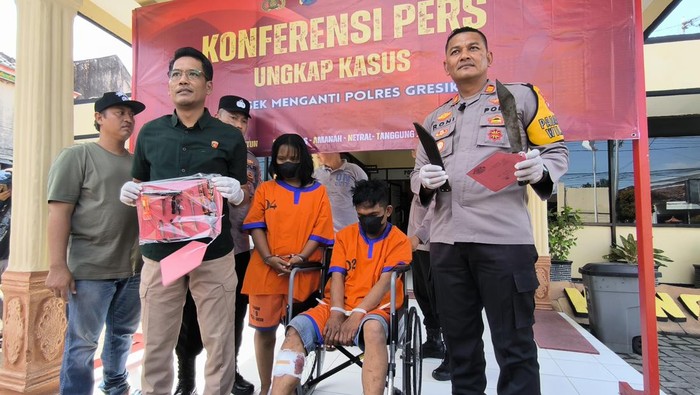 Sunardi menggunakan kurso roda dan ditemani istrinya karena kakinya ditembak saat press release