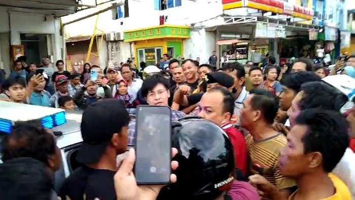 Tangkapan layar WNA asal Singapura hampir diamuk massa dituduh hendak lakukan penculikan anak di Batam. (Istimewa)