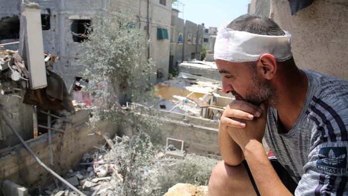 Palestinian Abdel Rahman Barika, who survived an Israeli air strike, looks from a damaged house at the site of an Israeli strike, amid the ongoing conflict between Israel and the Palestinian Islamist group Hamas, in Rafah, in the southern Gaza Strip, April 29, 2024. REUTERS/Hatem Khaled