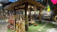 Memasuki keranjang raksasa ini, traveler akan diarahkan untuk langsung menuju ke lantai 4. Di sini traveler akan menemukan banyak experience dan spot foto estetik. Komplit dengan berbagai oleh-oleh khas Bali.  