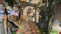Sudah tau kan isi dari keranjang raksasa ini. Jadi, untuk traveler yang sedang merencanakan liburan ke Bali, jangan lewatkan sensasi unik berburu oleh-oleh di dalam keranjang raksasa, The Keranjang Bali. 