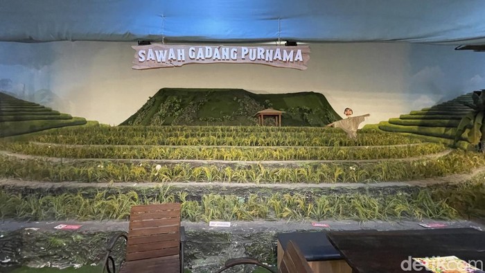 The Keranjang Bali, Surganya Oleh-Oleh dengan Bangunan yang Ikonik! Sejak dibuka pada bulan Mei 2019, The Keranjang Bali telah menjadi landmark unik sebagai pusat oleh-oleh khas Bali. Bangunannya yang ikonik, berbentuk seperti keranjang raksasa, telah mencuri perhatian siapa pun yang melewatinya.