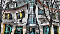 Krzywy Domek adalah bangunan komersial di Sopot, Polandia yang dibuka untuk umum pada tahun 2004. Bentuk bangunan memberikan tampilan visual yang melengkung seakan-akan melelah Foto: Qbanez